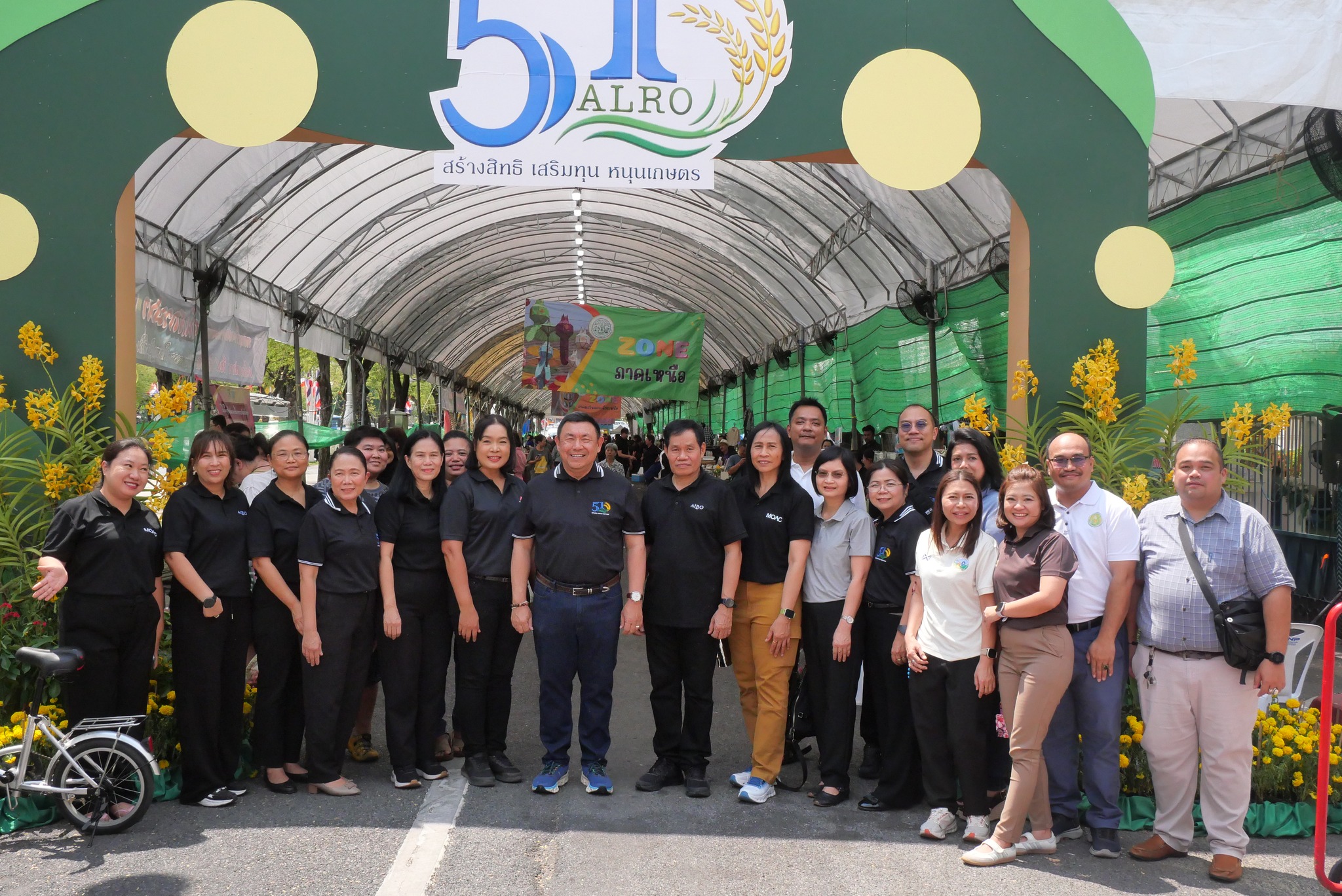 title - เลขาธิการ ส.ป.ก. เยี่ยมทักทายเกษตรกรและซื้อสินค้าในบรรยากาศวันสุดท้ายของการออกร้านขายสินค้า จากเขตปฏิรูปที่ดิน ส่งท้ายงานครบรอบ 51 ปี ส.ป.ก.